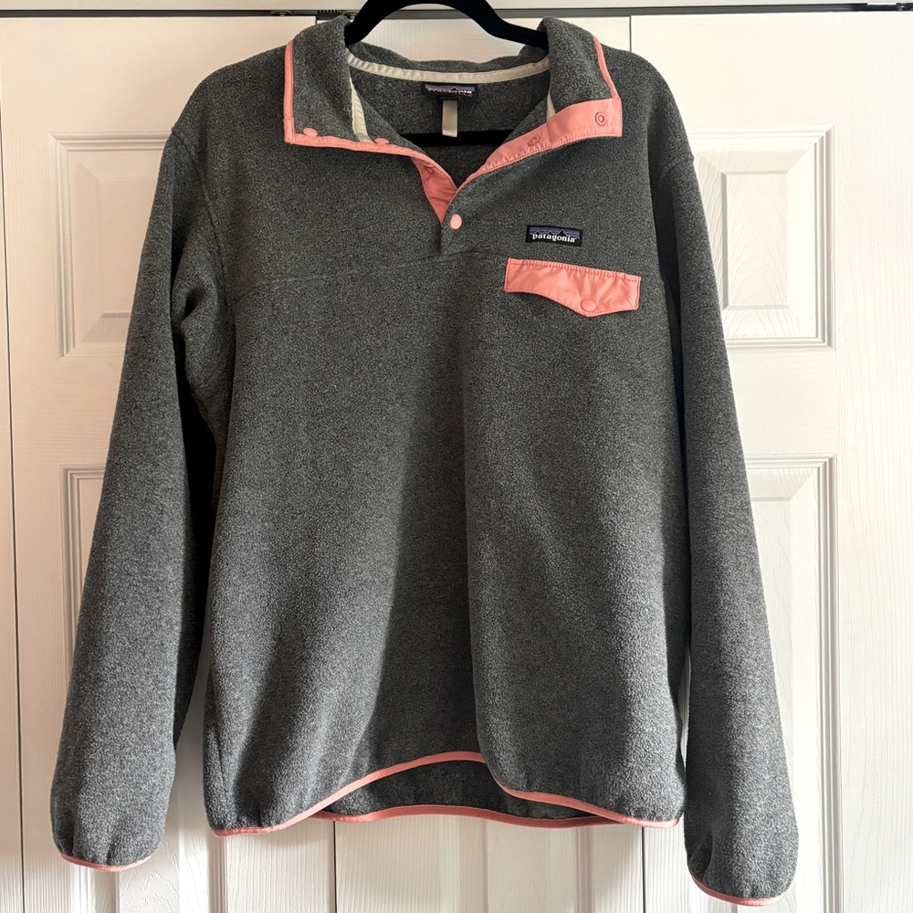 Gray & peach Patagonia fleece